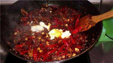 麻辣火鍋底料炒制流程: 麻辣火鍋底料炒制流程: